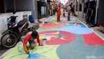 Sambut HUT RI, Jalan di Kampung Ini Dihias Warna-warni