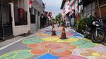Sambut HUT RI, Jalan di Kampung Ini Dihias Warna-warni