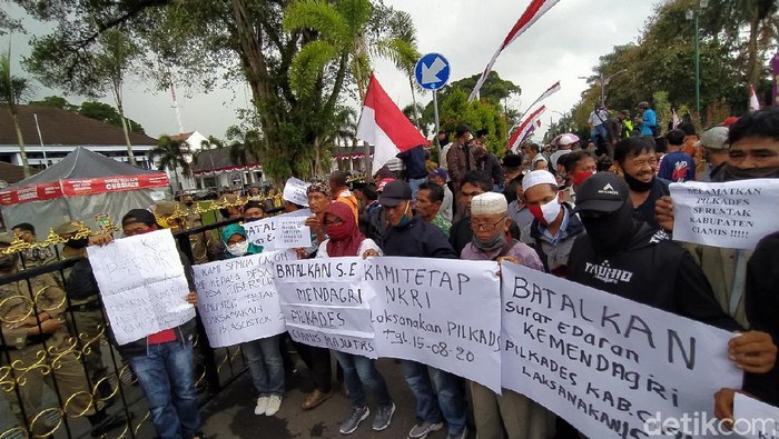 Sejumlah calon kepala desa dan panitia menggelar aksi demo meminta Pilkades tetap digelar.