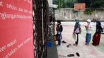 Foto Semangat Anak-anak Belajar Online di Masjid