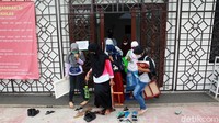 Para siswa meninggalkan masjid usai mengikuti belajar online sesusai dengan waktu yang ditentukan pihak pengurus.
