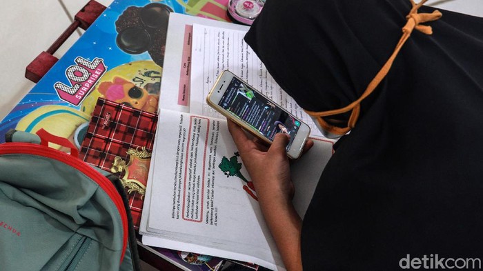 Siswa sekolah dasar dan menengah belajar daring di Masjid Al Ikhlas, Jl Kucica, Sektor 9, Bintaro, Tangerang Selatan, Kamis (13/8/2020). Belajar online di masjid dilakukan karena pengurus masjid memberikan fasilitas WiFi gratis untuk belajar.
