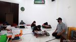 Foto Semangat Anak-anak Belajar Online di Masjid