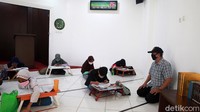 Selama kegiatan belajar masjid, siswa didampingi Dewan Pengurus Masjid (DKM). 