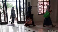 Para siswa berdatangan ke masjid untuk mengikuti belajar online. 