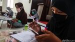 Foto Semangat Anak-anak Belajar Online di Masjid