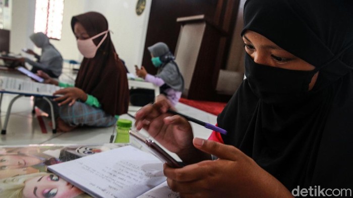 Semangat Anak-anak Belajar Online di Masjid Siswa sekolah dasar dan menengah belajar daring di Masjid Al Ikhlas, Jl Kucica, Sektor 9, Bintaro, Tangerang Selatan, Kamis (13/8/2020). Belajar online di masjid dilakukan karena pengurus masjid memberikan fasilitas WiFi gratis untuk belajar.