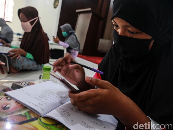 Siswa sekolah dasar dan menengah belajar daring di Masjid Al Ikhlas, Jl Kucica, Sektor 9, Bintaro, Tangerang Selatan, Kamis (13/8/2020). Belajar online di masjid dilakukan karena pengurus masjid memberikan fasilitas WiFi gratis untuk belajar.