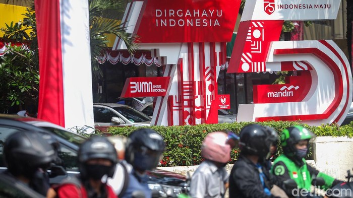 Semarak Merah Putih Ibu Kota Jelang HUT RI Jelang peringatan hari kemerdekaan Republik Indonesia nampak warna merah putih terlihat di sejumlah sudut ibu kota. Seperti apa?