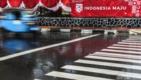 Mulai dari memasangkan bendera merah putih hingga umbul-umbul di area rumah mereka.