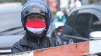Beberapa warga juga terlihat mengenakan masker merah putih.