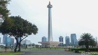 Ornamen khas merah putih terlihat menghiasi Monas.