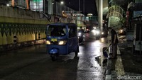 Menurut keterangan warga jalan tersebut tergenang hingga 10 cm pada jam 12.30 siang tadi.