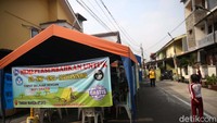 Tenda ini berada di tengah-tengah pemukiman warga.