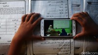 Seorang siswa serius mengikuti pembelajaran jarak jauh.