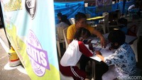Orang tua turut mendampingi anak-anaknya belajar.