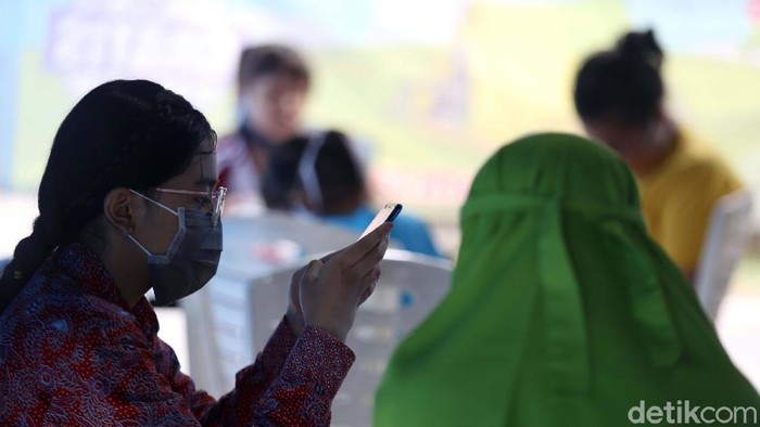Senengnya Pelajar Dapat WiFi Gratis di Tenda Pin Warga Pondok Kelapa, Jakarta Timur gotong royong membangun tenda pintar. Di tenda ini pelajar mendapat WiFi gratis untuk belajar online.