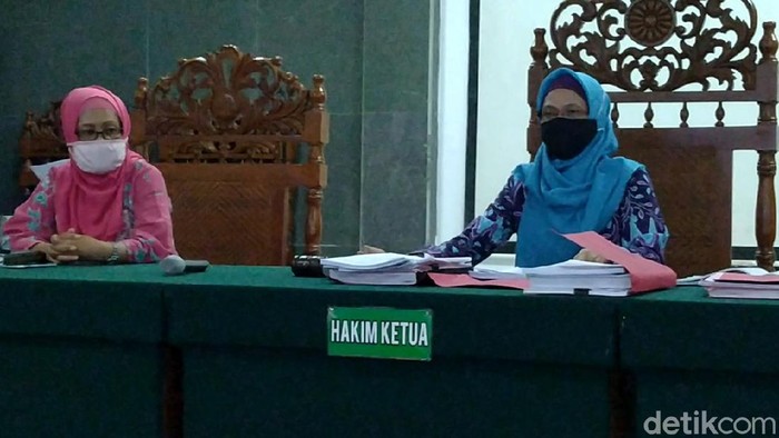 Sepasang kekasih pelaku pembunuhan sadis KN (17) dan S (16) menjalani sidang putusan di Pekalongan. KN dijatuhi vonis 9 tahun bui dan S divonis 4,5 tahun bui.