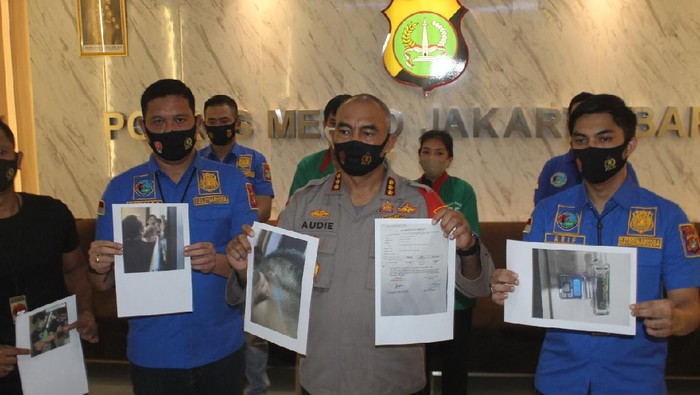Simpan Ganja di Botol Miras, Ibu-Anak di Jaksel Ditangkap Polres Jakbar