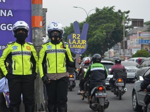 Polisi-Dishub Depok Sosialisasi Kanalisasi Sambil Bagikan Masker di Margonda