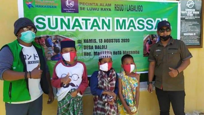 Sunatan massal bagi bocah korban banjir Masamba (dok. istimewa)