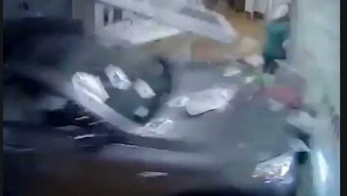 SUV Tabrak Rumah sakit