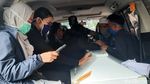 Tangis Ibunda Henry Jovinski Pecah di Pemakaman Anaknya