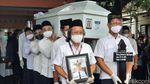 Tangis Ibunda Henry Jovinski Pecah di Pemakaman Anaknya