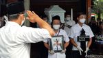 Tangis Ibunda Henry Jovinski Pecah di Pemakaman Anaknya