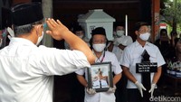 Bersama para pelayat lain, nampak juga Ketua KPU RI Arief Budiman, jajaran KPU DIY dan KPU Kabupaten Sleman yang mengantarkan ke tempat peristirahatan terakhir.