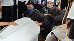 Tangis Ibunda Henry Jovinski Pecah di Pemakaman Anaknya