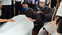 Sampai di liang lahat, Vivin tak mampu lagi menahan kesedihannya. Dia berteriak memanggil nama anaknya.