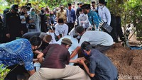 Sebelumnya, Henry Jovinski (25) yang merupakan staf KPU Yahukimo menjadi korban pembunuhan OTK di Jembatan Brasa Kecil, Distrik Dekai di kabupaten tersebut. Ia dibunuh saat hendak mengantar obat ke rumah rekannya.