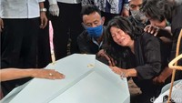Vivin Monika tak kuasa menahan tangisnya saat jenazah anaknya Henry Jovinski (25) dimakamkan di Rewulu Wetan, Sidokarto, Godean, Sleman, Kamis (13/8).