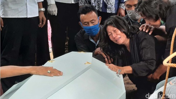 Tangis Ibunda Henry Jovinski Pecah di Pemakaman Anaknya