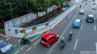 Tahap ketiga adalah menggeser lagi area kerja dari kiri ke kanan jalan. Itu artinya, lalu lintas ikut bergeser dari sisi barat ke tengah. Pengerjaannya dimulai pada Januari 2024 hingga Maret 2025.