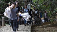 Para peneliti Thailand melakukan pelacakan di pedesaan untuk menangkap kelelawar di gua-gua dalam upaya melacak asal-usul virus Corona.  