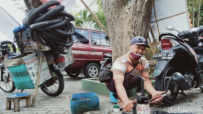 Tukang tambal ban online Teguh Prayitno tetap bekerja meski pandemi COVID-19 sepi pelanggan