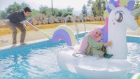 Villa Ustaz Solmed dan April Jasmine juga memiliki kolam renang sebagai fasilitasnya. Foto: Instagram Aprile Jasmine