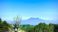 Villa Ustaz Solmed dan April Jasmine memiliki pemandangan gunung yang indah. Foto: Instagram Aprile Jasmine