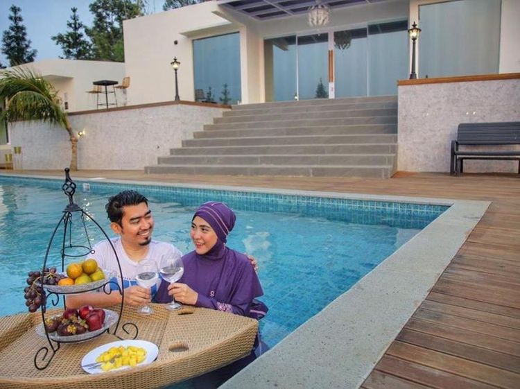 Intip Megahnya Villa Mewah Ustaz Solmed dan April Jasmine