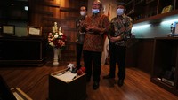 Direktur Utama BPJAMSOSTEK Agus Susanto memberikan penjelasan usai acara penganugerahan Paritrana Award yang digelar secara daring di Jakarta, Rabu (12/8/2020) malam.