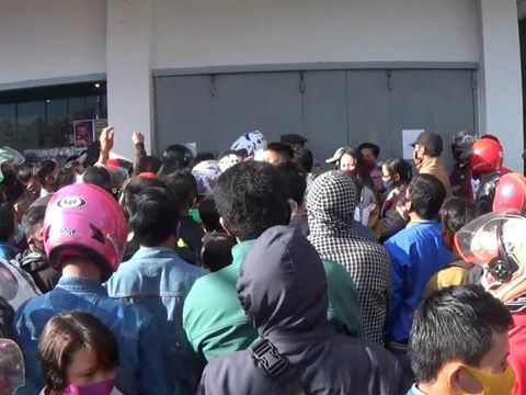 Warga Mamasa berdesakan di jalaman bank untuk urus persyaratan bantuan Rp 600 ribu