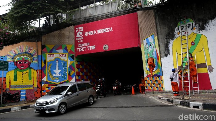 Warna-warni Ciamik Kolong Jembatan Stasiun Cawang Kolong jembatan Stasiun Cawang terlihat berbeda dari biasanya. Petugas PPSU mempercantik kawasan tersebut dengan cat warna-warni yang ciamik. Penasaran?