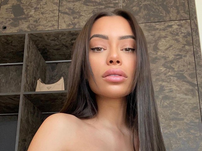 Lalu dia kehilangan kontrol dan memukul wajahku beberapa kali. Aku langsung merasa bahwa hidungku patah dan tidak bisa melindungi diri. Dia terus memukulku hingga aku terjatuh ke lantai. Dia masih terus menendangku di seluruh tubuh, cerita Yasmine.  Foto: Instagram