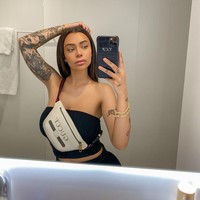 Pada saat itu Yasmine merasa sangat ketakutan, dan semakin panik ketika darah mengucur deras dari wajahnya. Dia berhasil keluar dari apartemennya dan meminta bantuan ke tetangga untuk menelepon polisi.  Foto: Instagram