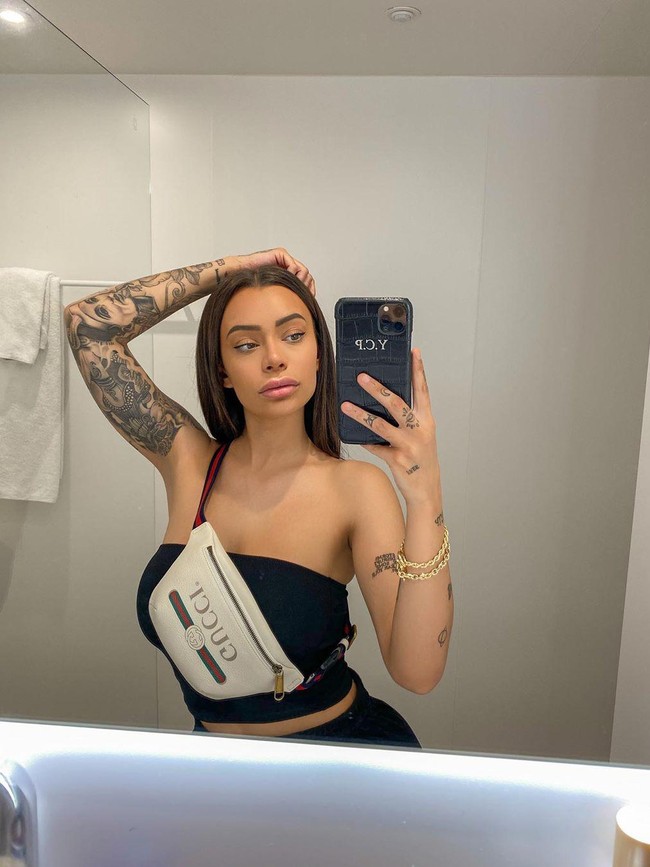 Pada saat itu Yasmine merasa sangat ketakutan, dan semakin panik ketika darah mengucur deras dari wajahnya. Dia berhasil keluar dari apartemennya dan meminta bantuan ke tetangga untuk menelepon polisi.  Foto: Instagram