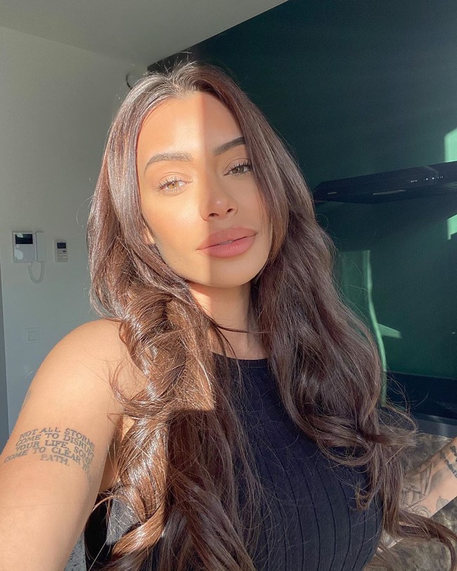 Si pria malah pergi ke kamar Yasmine dan menguncinya di kamar. Yasmine yang mulai kesal dengan pria tersebut kemudian berteriak agar dia pergi dari rumahnya.  Foto: dok. Instagram