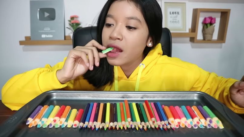 YouTuber Mukbang Sepatu hingga Batu