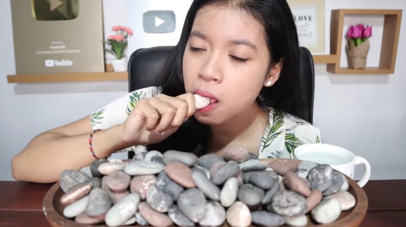 YouTuber Mukbang Sepatu hingga Batu
